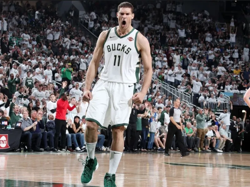 “SuperLópez” da el primer punto de las Finales del Este a los Bucks (100-108)