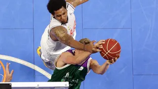 Trey Thompkins, renovado hasta 2018