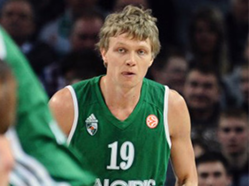 Plaza abre la puerta, Toolson entra y Kuzminskas espera en el descansillo. ¿Salidas?
