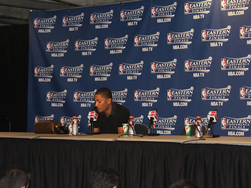 Derrick Rose: “Cuando alguien de 2.03 (LeBron) te defiende con esa facilidad es duro”