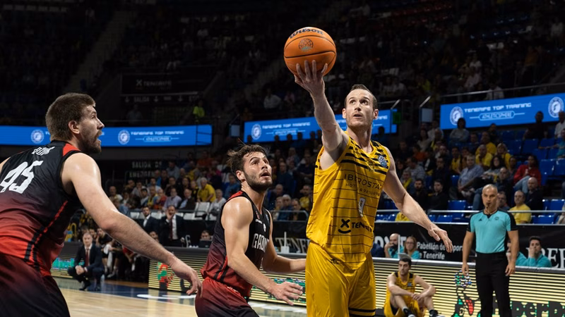 Iberostar Tenerife se marca un pletórico final para seguir invicto en la BCL (69-67)