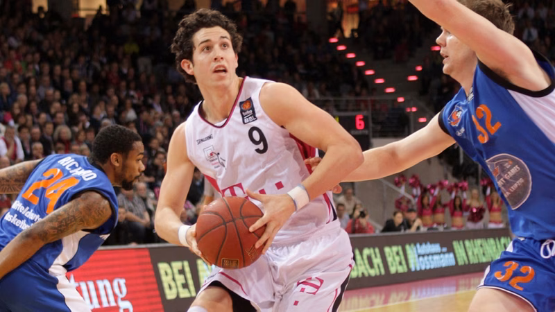 Angelo Caloiaro cierra el juego interior de un ilusionante Río Natura Monbus Obradoiro