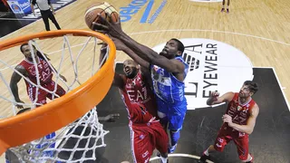 Sassari deja sin final al topoderoso EA7 Milán con un colosal Shane Lawal (21 rebotes)