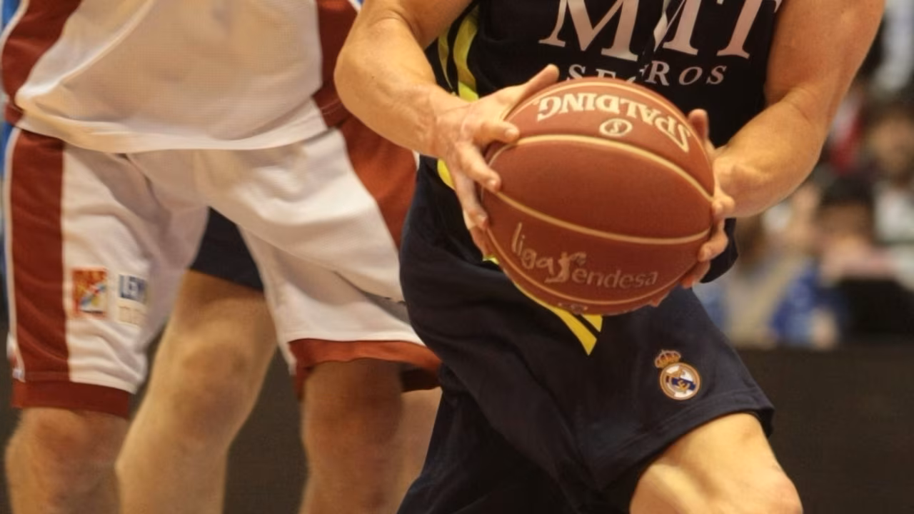 Carroll fulmina a Blusens y el miudiño despide una temporada histórica (58-74)