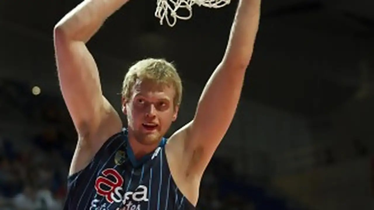 Asefa Estudiantes baila a Unicaja y abre el abismo para el Playoff (82-68)