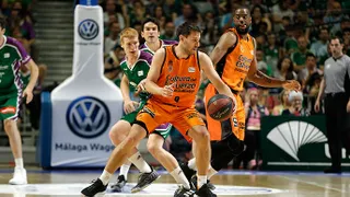 El Valencia sobrevive en Málaga y fuerza el tercer partido (69-76)