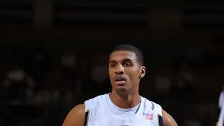 Cáceres corta a Carleton Scott