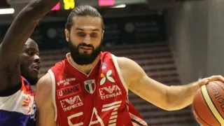 Linas Kleiza explota en Italia con 30 puntos en solo 17 minutos VIDEO