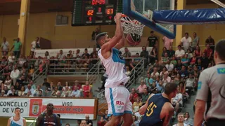 Monbus Obradoiro cederá a Adam Pechacek. ¿Posible alta de Jordan Bachynski?