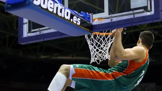 Baloncesto Sevilla revive estrenando entrenador y motivación a costa del Valencia Basket (79-72)