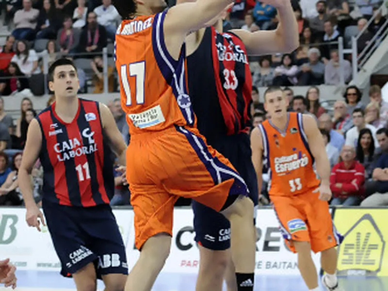 Valencia Basket se repone de una desventaja de 17 puntos para vencer en Vitoria (72-82)