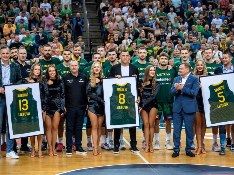 Lituania toma forma para el Mundial de baloncesto y homenajea a tres leyendas