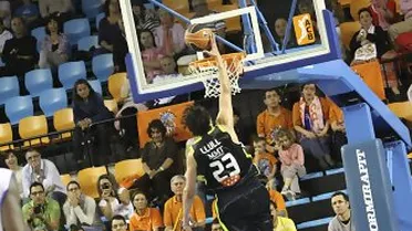 Un demoledor Llull, un eficiente Mirotic y un dominador Fischer derrotan a un Menorca Basquet que se despide de la ACB ante su público (76-91)