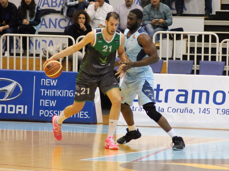 Serrano completa la plantilla del Palma. Zamora ficha por Palencia; Melilla renueva a Suka