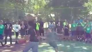 Quinn Cook, Rookie del año en D-League, humilla a un niño (VIDEO)