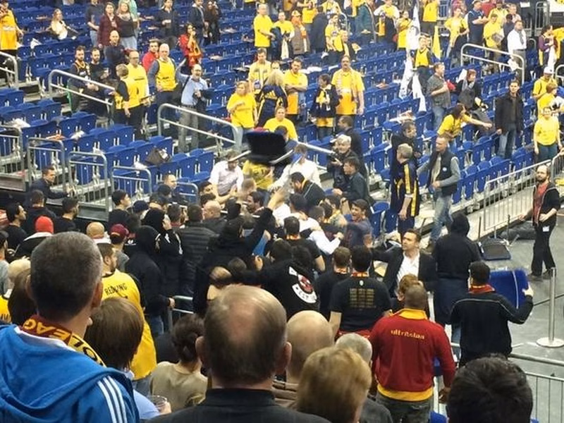 VIDEO Los ultras de Galatasaray la lían en el O2 World de Berlín