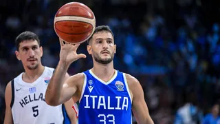 Un jugador de Zaragoza en medio de una Italia salvaje