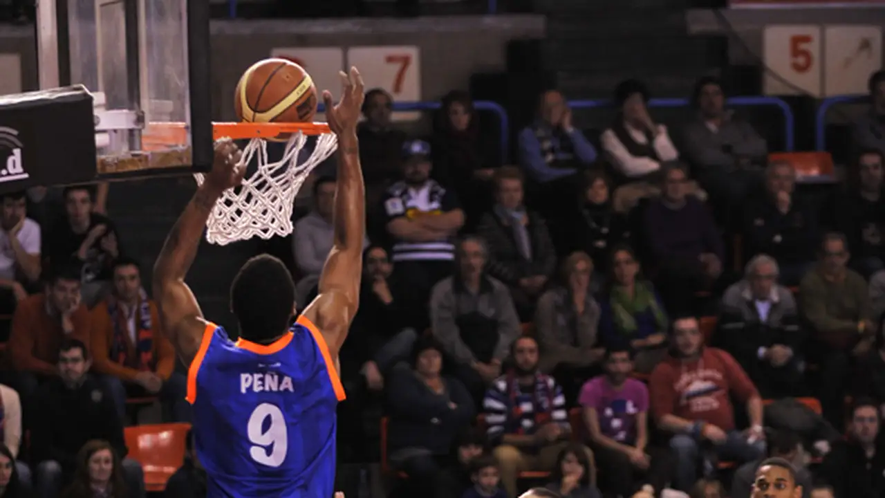 Coruña conquista El Plantío y aleja al Burgos de la Copa. COB vence el duelo de colistas