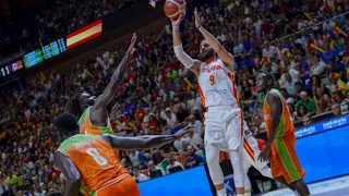 Ricky acompaña a los hermanos Hernangómez en la segunda victoria de España (79-62)