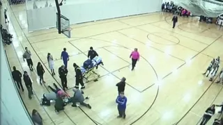 Impactante: queda incrustada en el parquet en una disputa por un balón (VIDEO)