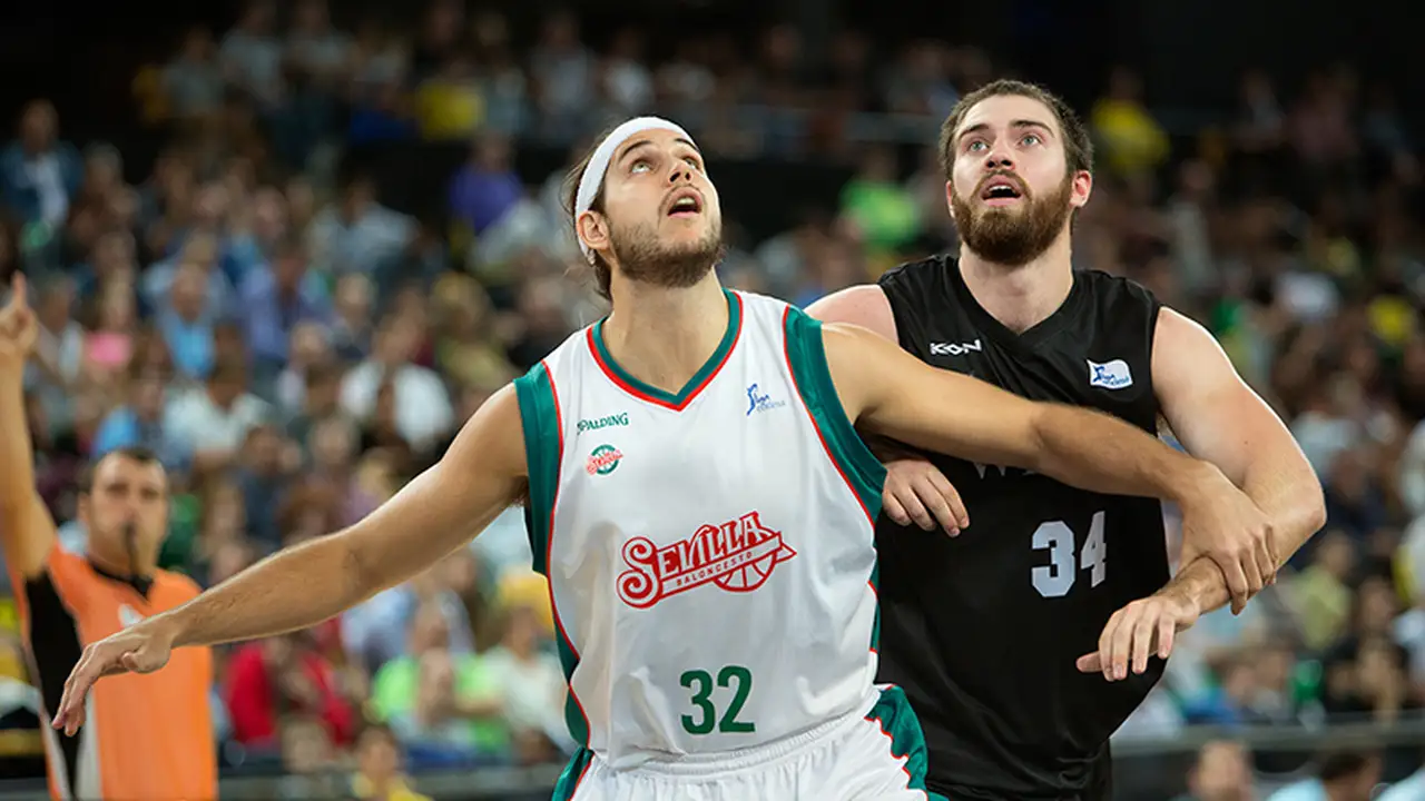 Dane Watts, señalado por la afición en Sevilla