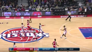 Increíble canasta ganadora de Matt Barnes desde medio campo; Harden se resarce