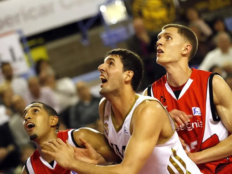 El Real Madrid se lleva un partidazo que empezó en jueves y acabó en viernes (93-96)