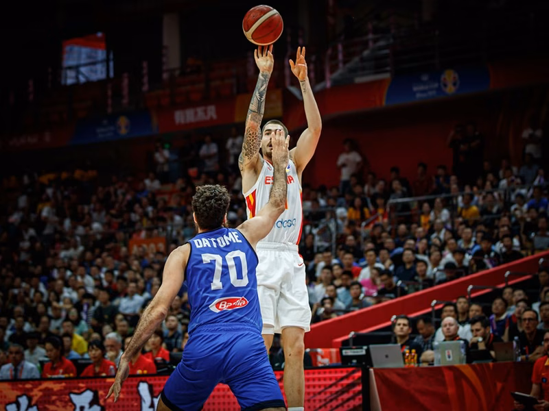 España se clasifica para la siguiente ronda en un partido gris ante Italia