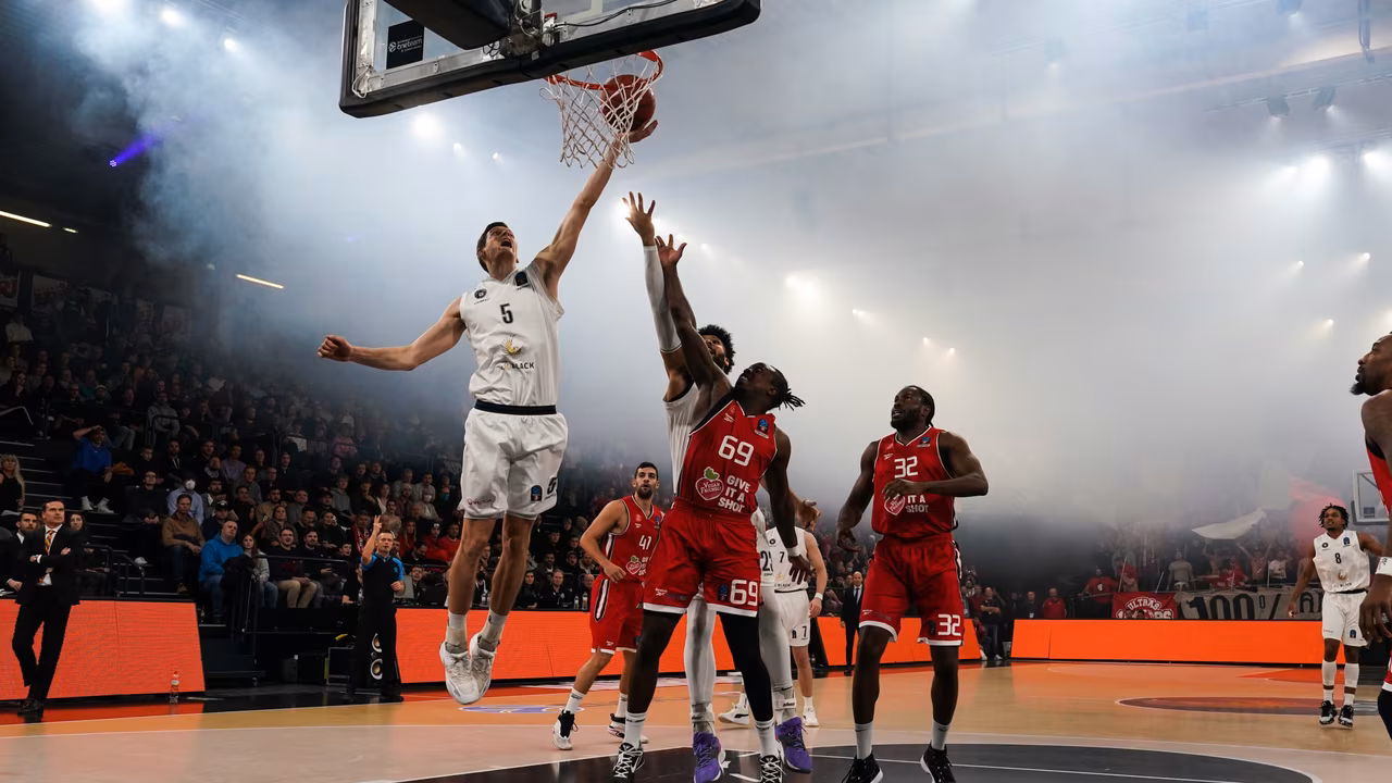 No es ninguna broma: el pívot del Joventut lanza los tiros libres de cuchara