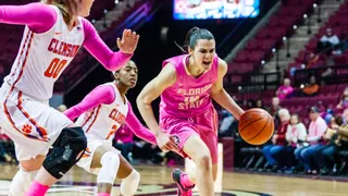 Leti Romero sigue haciendo historia en NCAA con un triple doble (VIDEO)