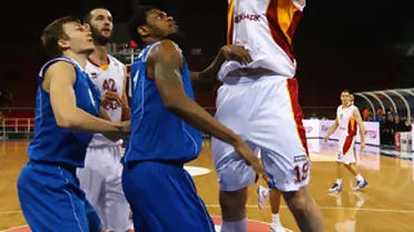 #LigasEXT: Caen en picado Efes (3º) y Fenerbahce (5º); May, adiós a la temporada y Linton Johnson atrapa 22 rebotes; hay semifinalistas en Argentina; Tillie, tentado por España y partidazo de Saric