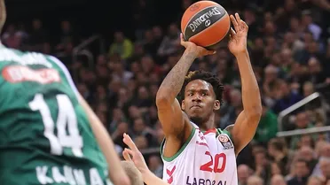 Adams y James llevan al Baskonia a triunfar en Kaunas