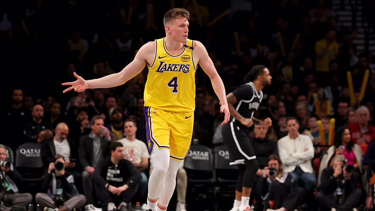 Los Lakers podrían sacrificar a Dalton Knecht por un pivot de 97 millones de dólares
