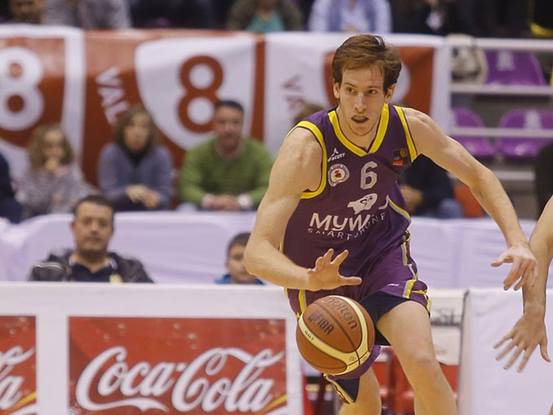 Javi Lucas, nueva pieza para el Palma Air Europa; Alejandro Alcoba seguirá en Melilla