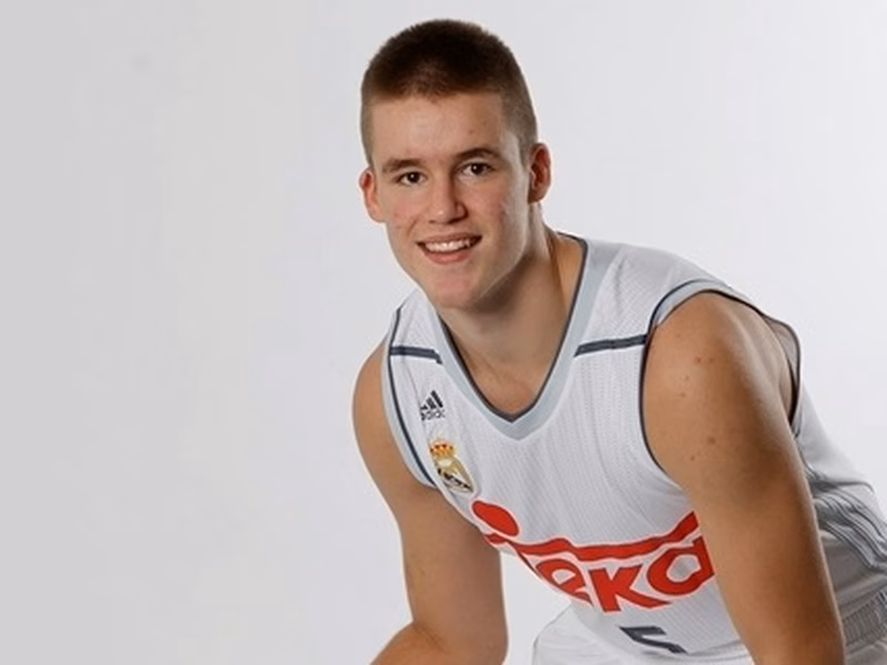 A tortas por Radoncic; el del Real Madrid podría jugar hasta en cuatro selecciones