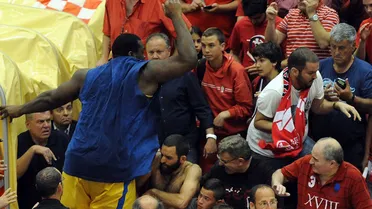 La furia de Big Sofo: se lanza como un poseso sobre aficionados del Hapoel VIDEO