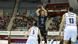 Delteco GBC sale de puestos de descenso a costa de Monbus Obradoiro (85-72)