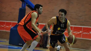 Rubén Suárez repite en Oviedo mientras que Jon Uriarte cierra la plantilla de Aurteneche Araba