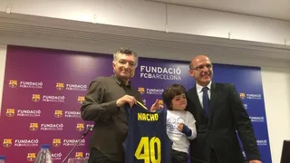 El Barça presenta a su último fichaje, de 5 años, para ayudar con la enfermedad de Dent