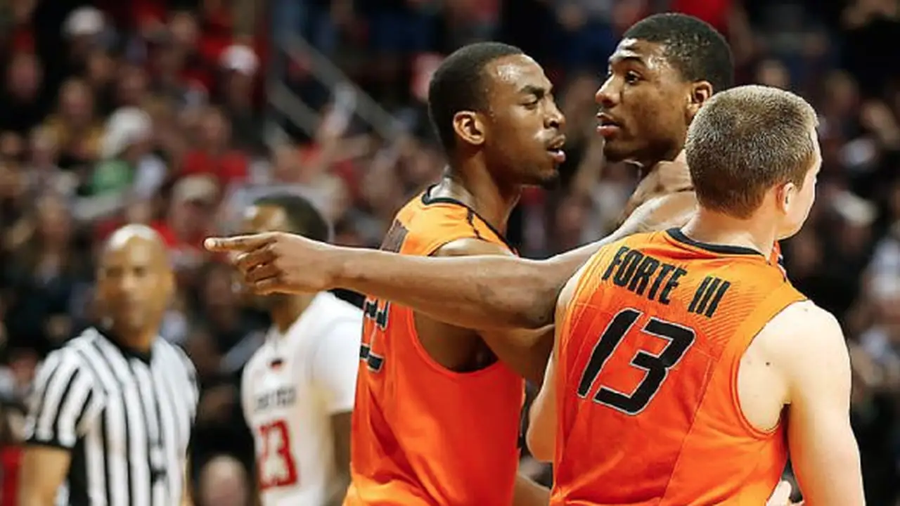 La estrella universitaria Marcus Smart pierde los papeles: empuja a un espectador
