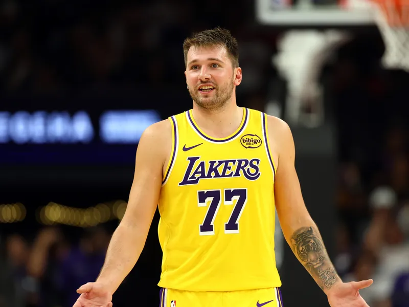 Luka Doncic (42 puntos) no es suficiente ante el acierto de los Kings