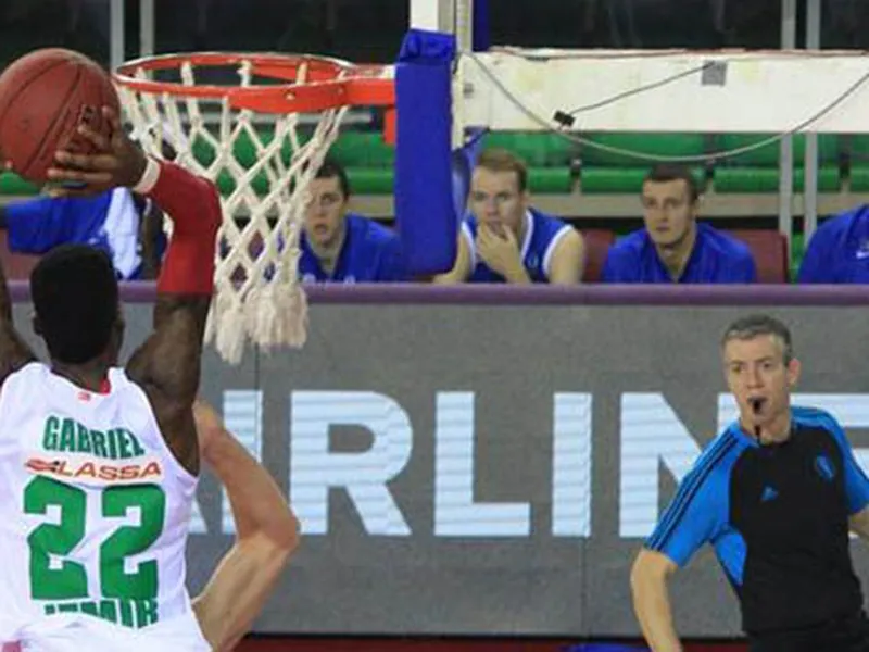 Un palmeo de Kenny Gabriel deja al borde del abismo al Fenerbahce