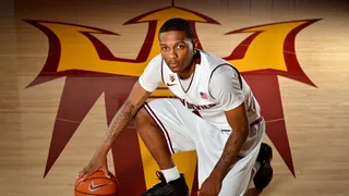 Espectacular el mate de Jahii Carson (1,78m) ante sus nuevos compañeros (VIDEO)