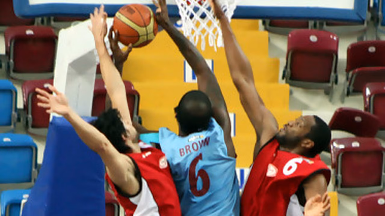 Liga Turca (J19): Banvit puede con Anadolu Efes y le cuesta la cabeza a Sarica. Fenerbahce renace ante Besiktas. Elton Brown (Trabzonspor), repite MVP con una gran exhibición (34+18)