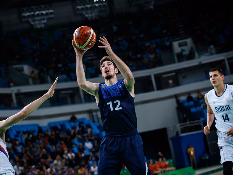 Parker y De Colo sentencian a una Serbia que ha llegado a perder por 16 (75-76)