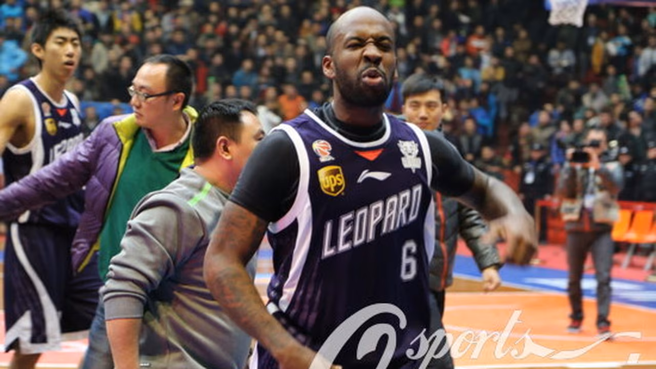 Bobby Brown, que maravilló en Siena, anota 74 puntos en China (Video)