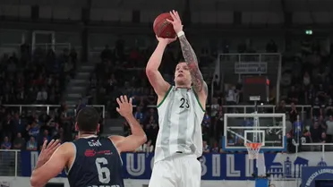 La Penya cae ante el Brescia pero salva el average (87-83)