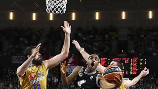 La regularidad de Banic y la chispa de Jackson desequilibran un Bizkaia BB-Asefa Estudiantes marcado por el desacierto generalizado