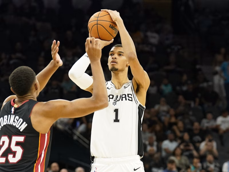 Wembanyama ya domina: su primer partidazo en la NBA