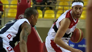 Ya no hay invictos. Matt Walsh se va a los 40. Lesión de Krstic y bronca Aggelou-Sarica